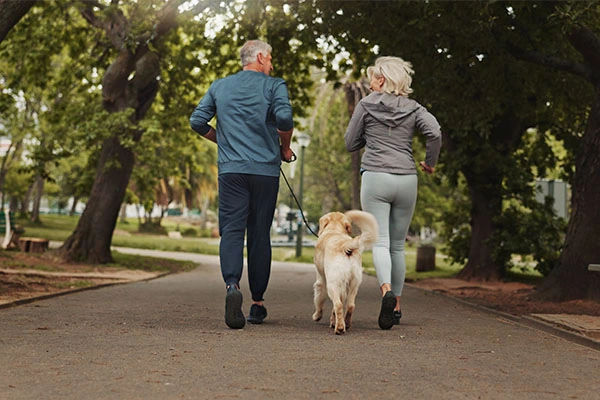 Casal praticando exercícios para a coluna
