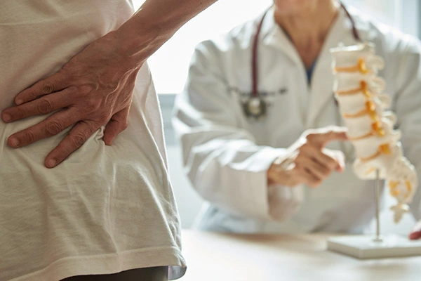 Pessoa no médico buscando ajuda para sua dor de hérnia de disco.